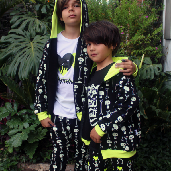 Buzo Skulls and bones Negro Brilla en la oscuridad