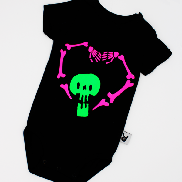 Body Bebé Skull Heart Hug negro Brilla en la oscuridad