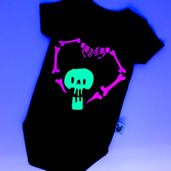 Body Bebé Skull Heart Hug negro Brilla en la oscuridad