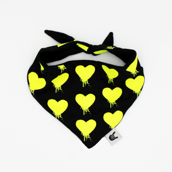 Babero Dripping Hearts Negro Brilla en la oscuridad