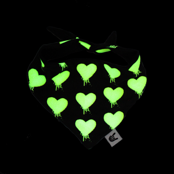 Babero Dripping Hearts Negro Brilla en la oscuridad
